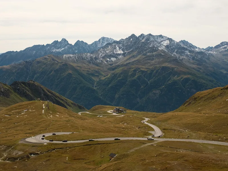 Gewundener Weg durch eine offene Berglandschaft