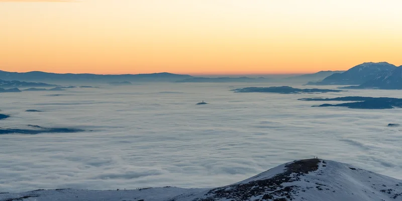 Warmes Licht über einer Wolkendecke