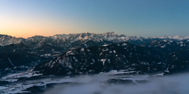 Bergkette im weichen Abendlicht