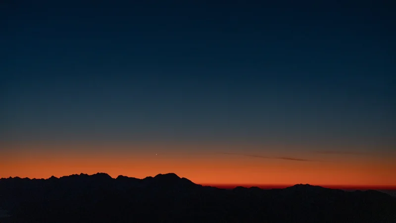 Schmaler Lichtstreifen am Abendhorizont