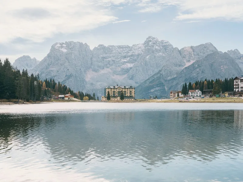 Ruhiger Bergsee mit Blick auf die Berge