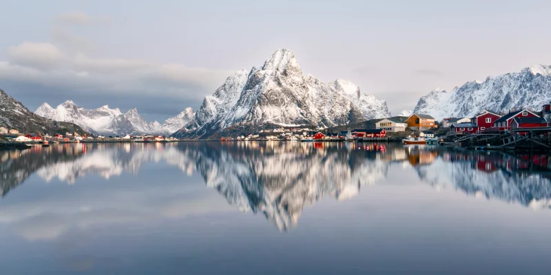 Berge spiegeln sich in einer stillen Bucht
