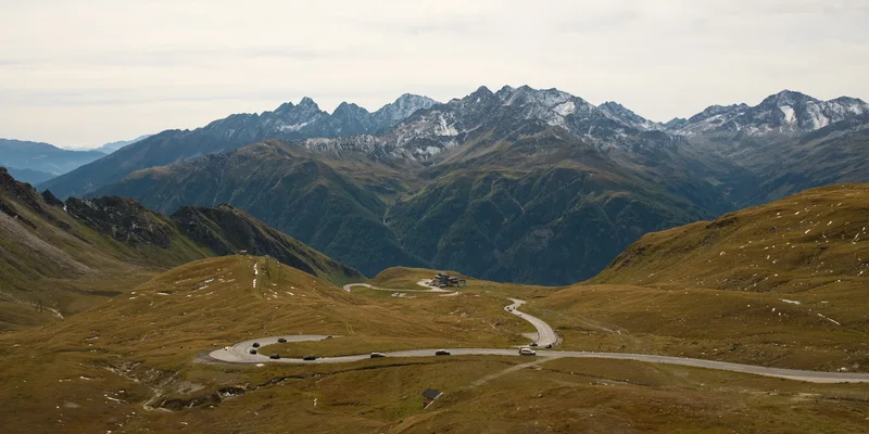Gewundener Weg durch eine weite Berglandschaft