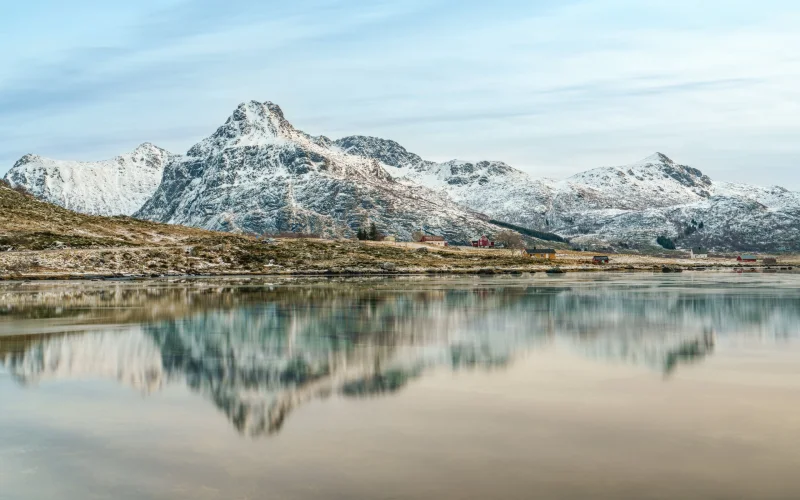 Schneebedeckte Berge spiegeln sich in einem stillen See