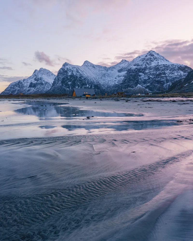 Ruhiger Strand im weichen Abendlicht